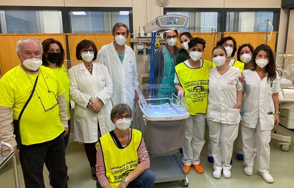 Chivasso: l’associazione “L’Angelo Biondo” dona una lampada per fototerapia alla Pediatria