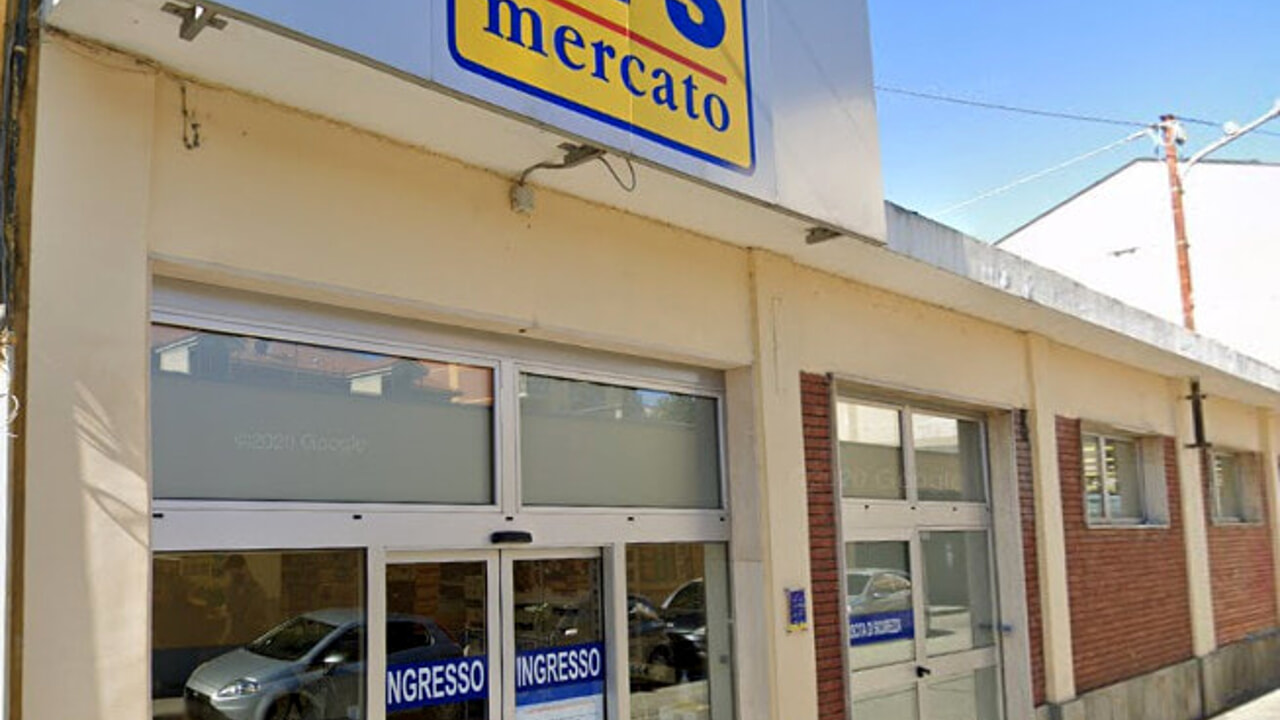 Furto a Chivasso: ladri rubano l’incasso del supermercato e fuggono con un bottino di 150 euro