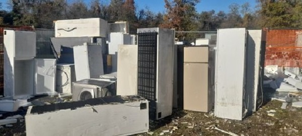 Caselle: smaltivano abusivamente rifiuti pericolosi. La Polizia locale denuncia padre e figlio