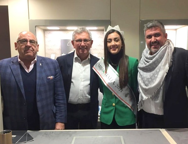 Chivasso: la bellissima Zeudi Di Palma, Miss Italia in carica, alla gioielleria De Simone