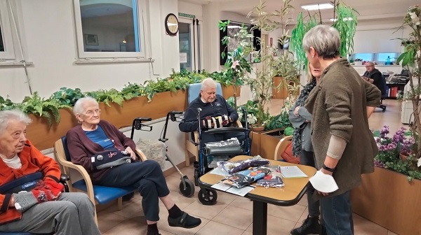 Settimo Vittone: scialli e scaldagambe con “La Gomitolosa” agli anziani della casa di riposo