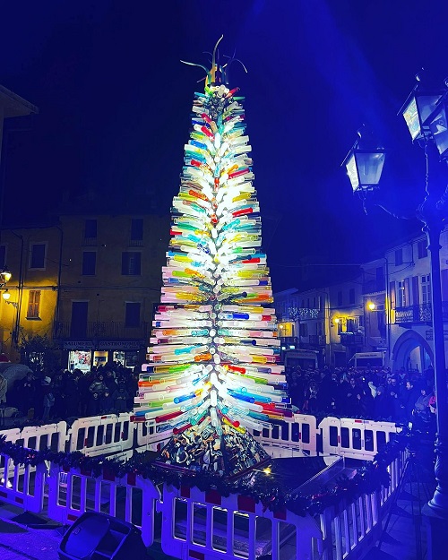 San Giorgio Canavese: inaugurato l’albero di Natale in vetro di Murano e ceramica di Castellamonte