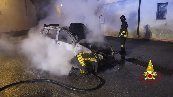 Castellamonte, paura nella notte in via Raverdino: un incendio distrugge tre auto parcheggiate