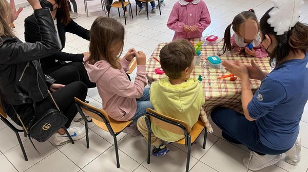 Un quaderno di alfabetizzazione distribuito ai bambini ucraini fuggiti dagli orrori della guerra