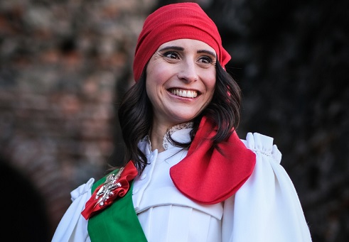 Storico Carnevale di Ivrea: la 36enne Elena Bergamini Bardus è Violetta, la Vezzosa Mugnaia