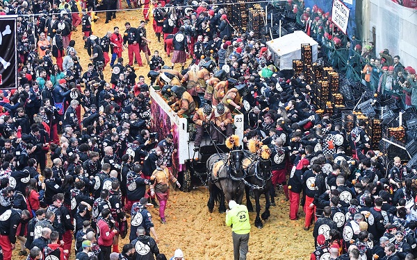 Carnevale di Ivrea: la vittoria va agli “Aranceri della Morte”. Seguono “I Tuchini” e terzi gli “Gli Scacchi”