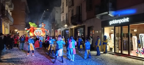 Chivasso, il rogo di “Messer Carnevale”, chiude la suggestiva sfilata notturna nel centro storico