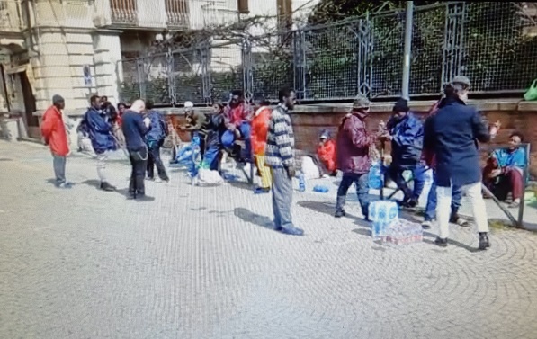 Rocca Canavese: oltre venti migranti lasciati in piazza per “errore”. Il sindaco: “Non ne sapevo nulla”