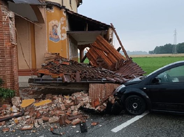 Levone: perde il contro dell’auto e si schianta contro il Santuario. Danneggiato il porticato