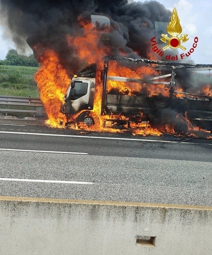 Chivasso: camion distrutto dalle fiamme sulla Torino-Milano. Attimi di paura in autostrada