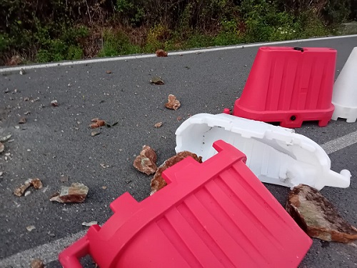 Rocca Canavese: dalla montagna precipitano sassi sulla strada. Chiusa la provinciale numero 34