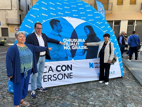 L’Uncem in piazza a Corio per protestare contro la chiusura delle banche nei comuni montani