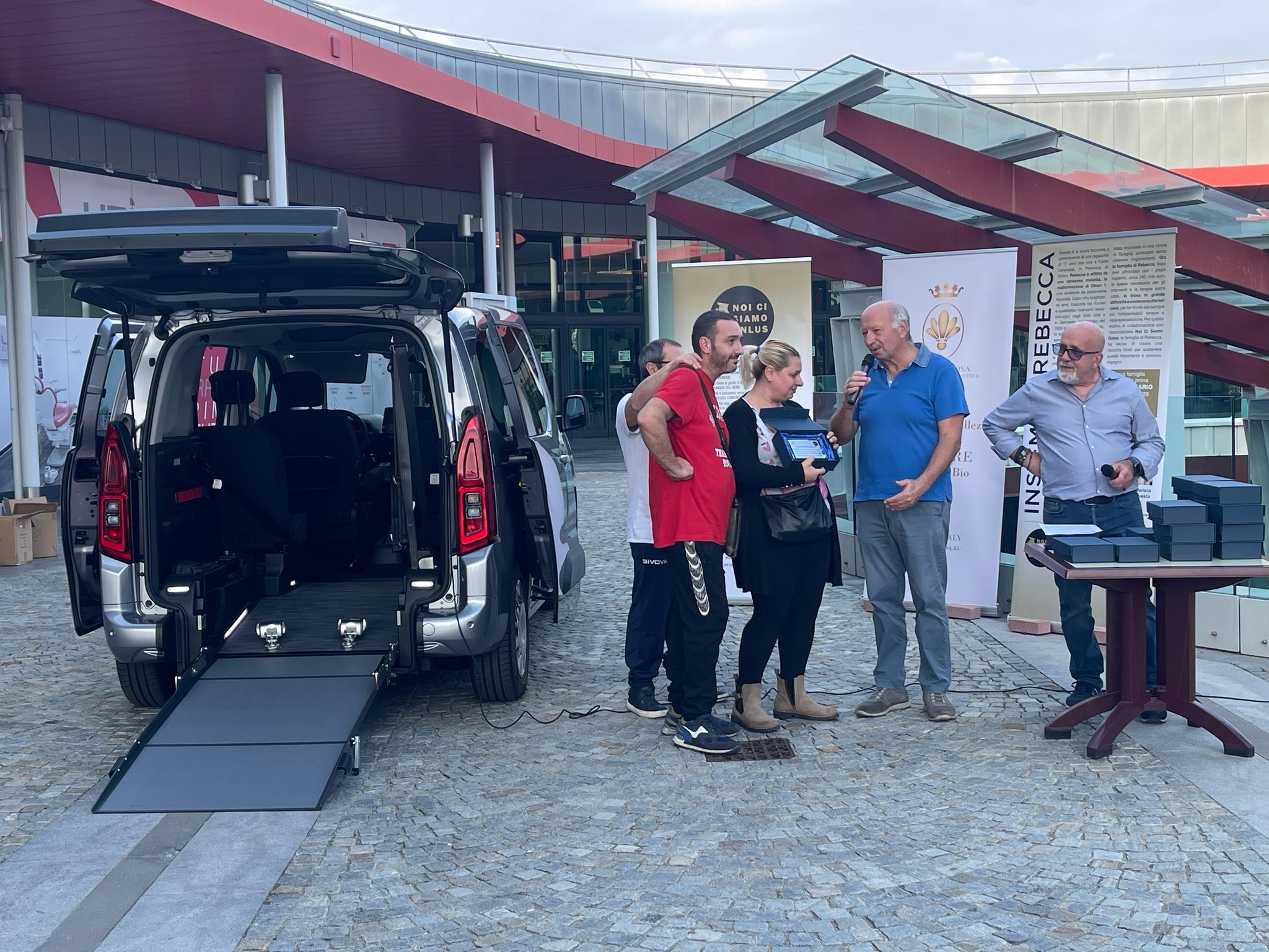 Rivarolo Canavese, “Tutti per Nicholas”: consegnata l’auto per aiutare la famiglia del bimbo