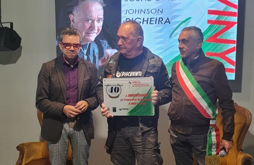 Cuorgnè: Johnson Righeira a “Vinyl” il Salone Internazionale, accolto dall’ovazione del pubblico