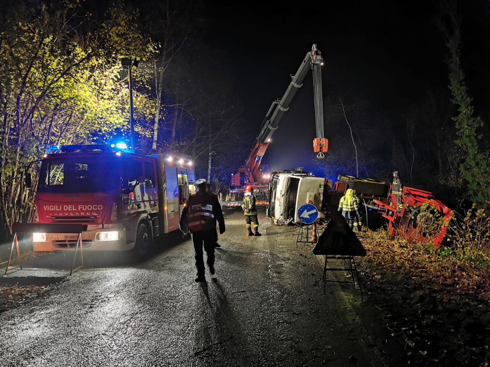 Ronco Canavese: grave incidente sul lavoro. Camion si ribalta. Un uomo in prognosi riservata al Cto