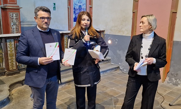 Il consigliere regionale Fava ha consegnato agli iscritti dell’Uni3 di Cuorgnè le copie della Costituzione