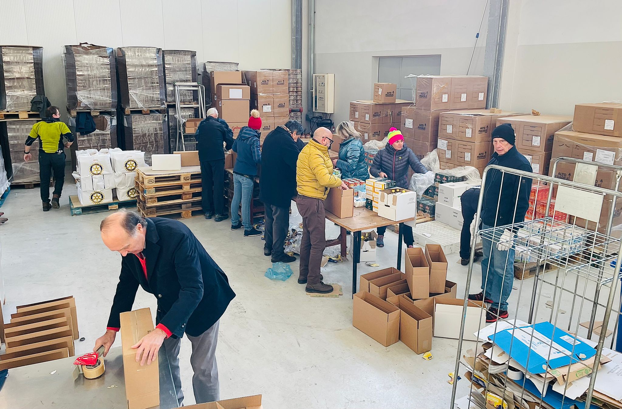 Il Rotary Cuorgnè e Canavese dona oltre 300 pacchi di viveri alle famiglie più in difficoltà