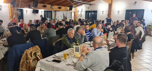 L’associazione Essenzialmente festeggia il Natale. Consegnate 6 borse di studio ai figli degli associati