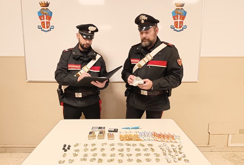 Ivrea: in casa avevano droga e materiale per confezionare le dosi. Arrestati padre e figlio