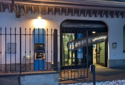 Leinì: malviventi fanno esplodere di notte il bancomat della banca e fuggono il denaro