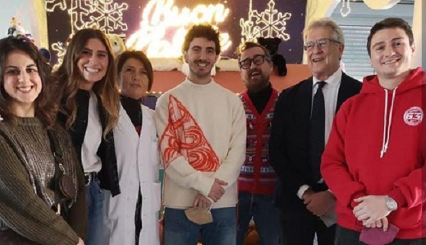 Chivasso, campione in pista, campione nella vita: Pecco Bagnaia visita i piccoli pazienti di Casa Ugi