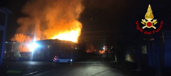 Borgaro: incendio devasta azienda che produce pallet. La colonna di fumo visibile a grande distanza