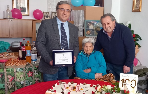 Castellamonte in festa per i cento anni di Carolina Monteu Cotto. Gli auguri del sindaco Mazza