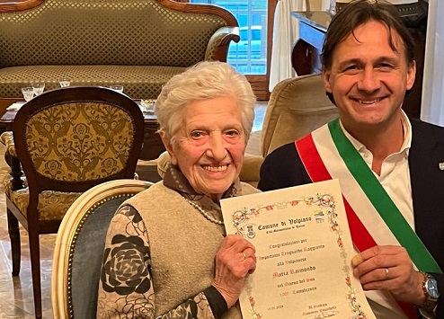 Una centenaria a Volpiano: Maria Raimondo festeggiata dal sindaco Panichelli e dall’intero paese
