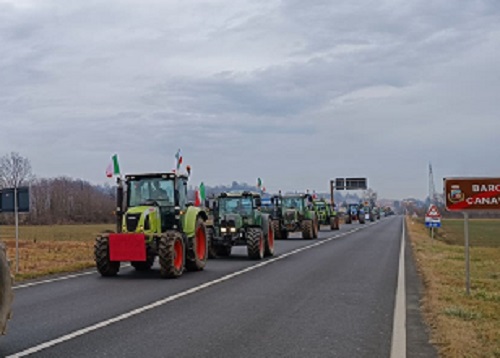 Caluso: accesa protesta degli agricoltori. Un centinaio di trattori ha paralizzato le strade del Canavese