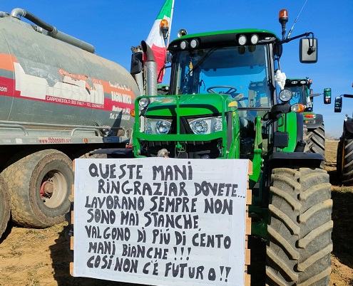 Canavese, agricoltori e allevatori scendono in strada: “L’Europa uccide il nostro futuro”