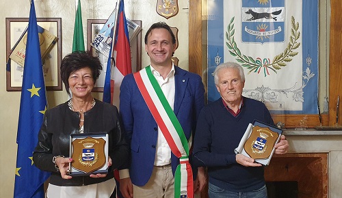 Festeggiati in Comune Rita Traversin e Michele Giannetta, storici commercianti di Volpiano