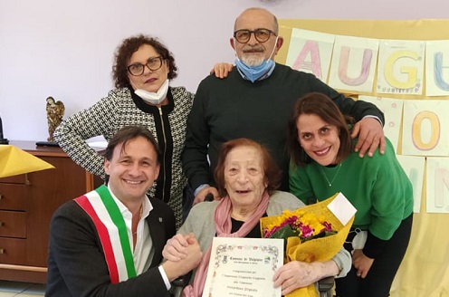 Il sindaco di Volpiano Giovanni Panichelli ha festeggiato i cento anni di Gerardina Pignata
