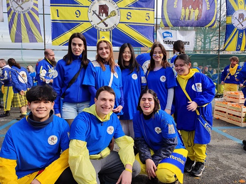 Ivrea, grazie a Intercultura ragazzi da tutto il mondo hanno assistito alla “Battaglia delle arance”