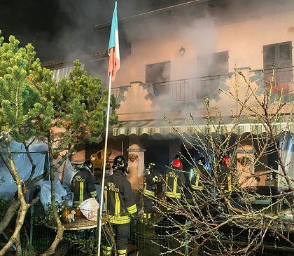 Va a fuoco una casa a Montanaro: marito e moglie al Cto per le ustioni. La donna è molto grave