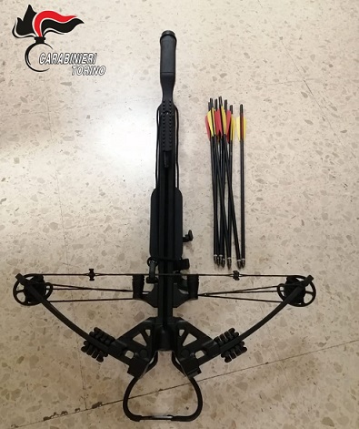 Lessolo: in auto aveva una balestra e otto frecce con punta metallica. Denunciato un 20enne