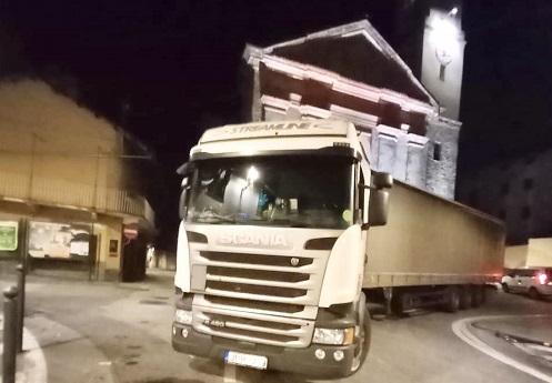 Cossano: i Tir si incastrano nei paesi per colpa dei navigatori. Pd e sindaci: “Intervenga la Regione”