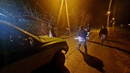 Attimi di terrore a Bajo Dora per la caduta di massi dal fianco della montagna. Nessun ferito
