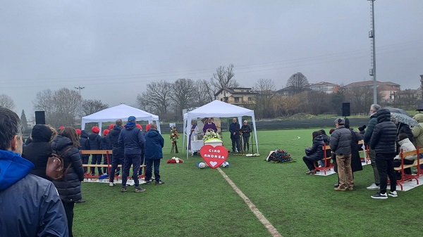 Gassino: gran folla in lacrime allo straziante funerale del baby calciatore Andrea Vincenzi