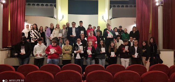 Valperga celebra l’ingresso nell’età adulta dei giovani con la consegna della Costituzione Italiana