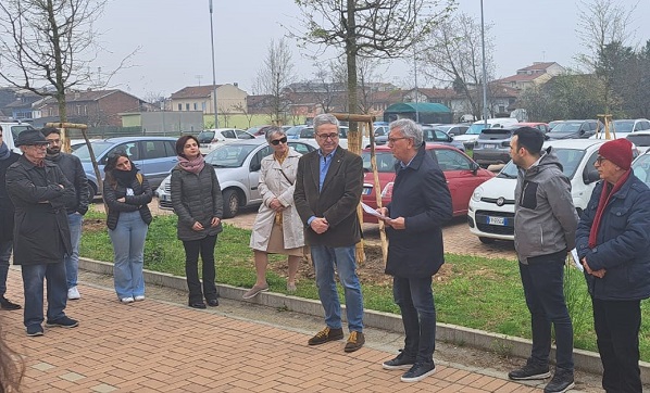 Chivasso: piantumati nei pressi del cimitero otto alberi in ricordo di una giovane vittima della strada