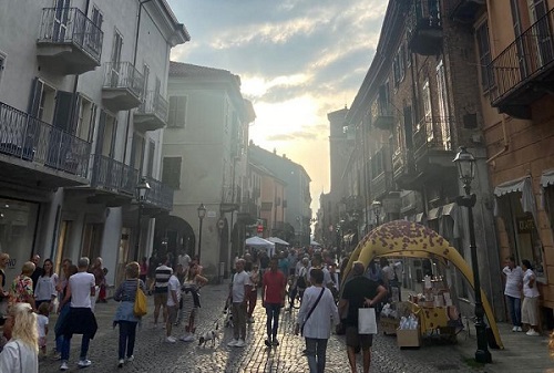 Chivasso: con l’arrivo della Primavera tutti i sabati torna “Shopping ed aperitivo in musica”