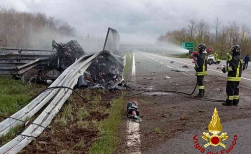 Tragedia sulla bretella Ivrea-Santhià: Ferrari si schianta contro il guard rail. Due morti carbonizzati