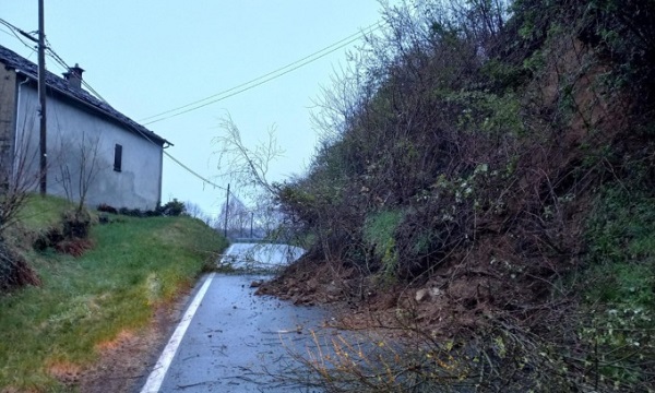 Valchiusa: frana il versante della montagna sulla provinciale 66. Chiusa la strada per Vico Canavese
