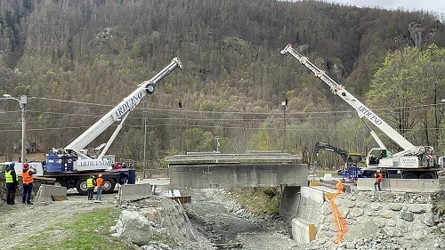 Usseglio: si posiziona l’impalcato del nuovo ponte sul Rio Venaus lungo la strada provinciale 32