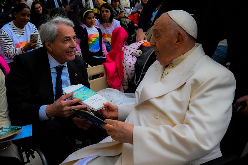 Il Lions Club Alto Canavese compie 50 anni e i soci incontrano in Vaticano Papa Francesco