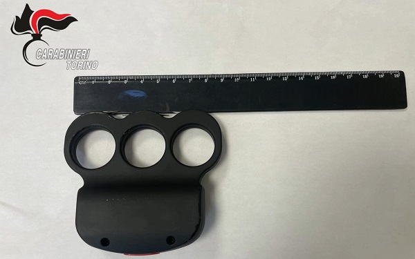 Montalto Dora: si reca alla festa dei coscritti con un tirapugni. Denunciato un giovane di 24 anni