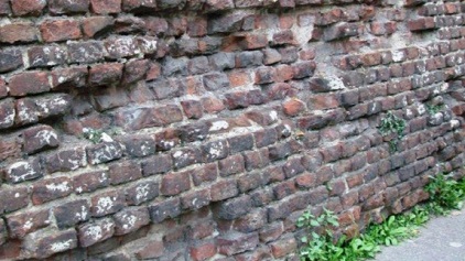 Chivasso: sono iniziati i lavori per il necessario consolidamento delle mura storiche della città