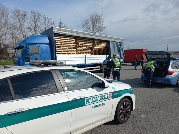 Autotrasporti, servizi congiunti di Polstrada e Polizia locale di Chivasso per contrastare le infrazioni