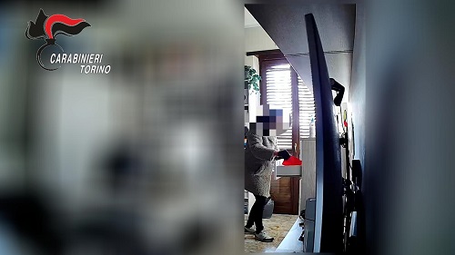 Volpiano: ruba in casa, ma viene incastrata dalla telecamera. Denunciata dai Carabinieri una 44enne