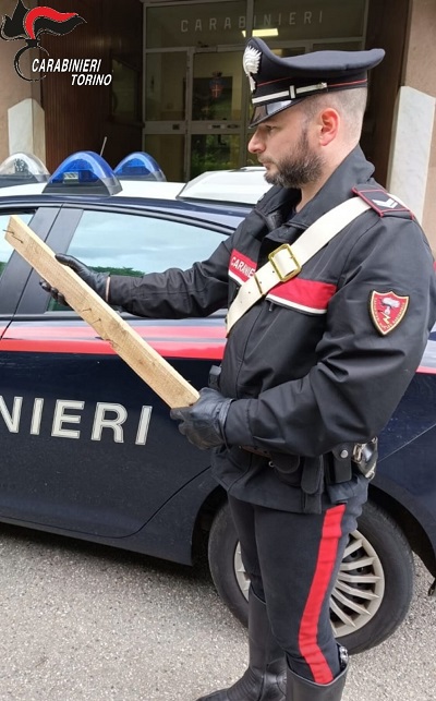 Pavone Canavese: aggredisce e minaccia una donna con un asse irta di chiodi e terrorizza i passanti